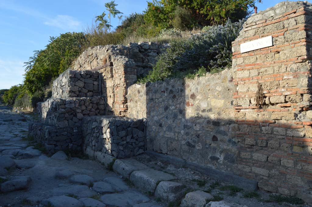 V.6.1 Pompeii. October 2017. Looking north-east towards entrance doorway on Via del Vesuvio.
Foto Taylor Lauritsen, ERC Grant 681269 DÉCOR.