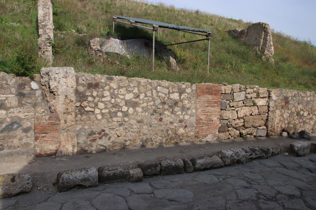 V.6.4 Pompeii. October 2022. 
Looking towards wall on north side of entrance doorway, on right. Photo courtesy of Klaus Heese.
