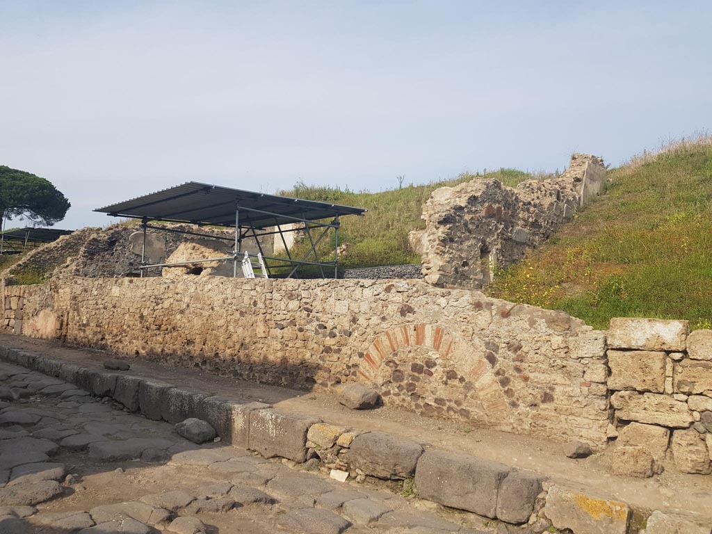 V.6.6 Pompeii. October 2022. 
Looking north-east on Via del Vesuvio from north end of front façade with entrance doorway, on right. Photo courtesy of Klaus Heese.