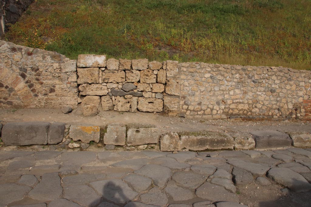 V.6.6 Pompeii. October 2022. 
Looking east towards front entrance doorway on east side of Via del Vesuvio. Photo courtesy of Klaus Heese.