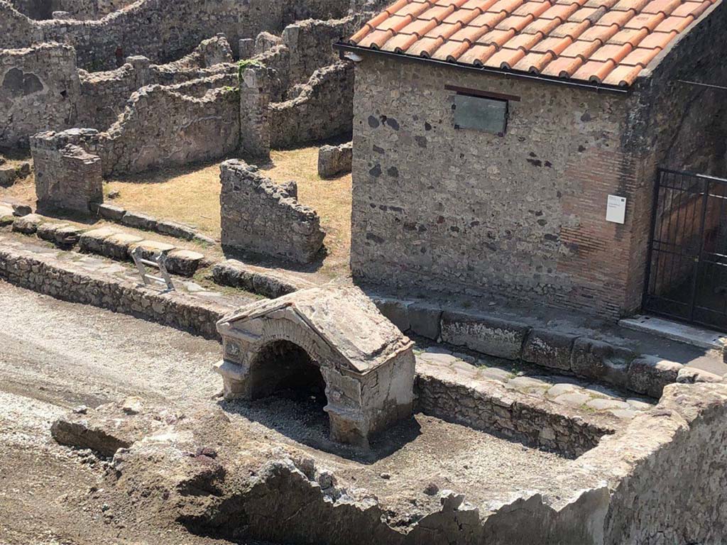 V.6.7 Pompeii. August 2018. Along the Via del Vesuvio, proceeding southwards, the upper part of a fountain / nymphaeum was brought to light.
The façade is facing the inside of the insula, where a garden probably opened. 
Photograph © Parco Archeologico di Pompei.