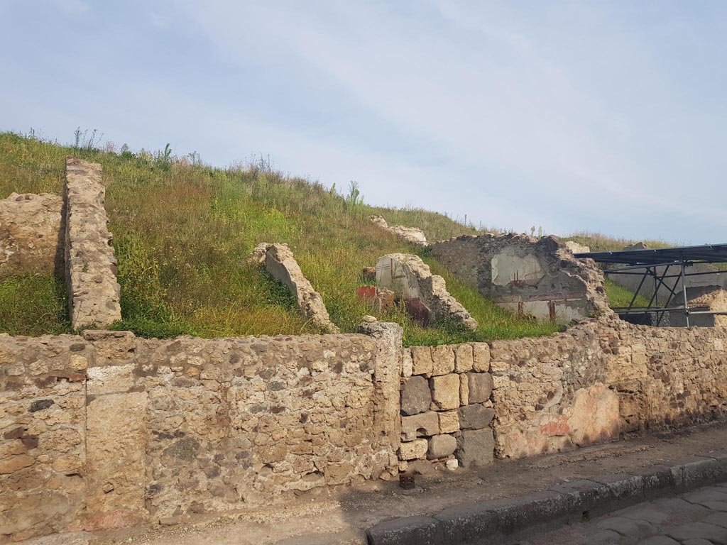 V.6.8 or 7 Pompeii, (depending on whether the area on the south side of it, with the lararium, has a street doorway. 
We shall identify it as V.6.8). October 2022. 
Looking south along east side of Via del Vesuvio. Photo courtesy of Klaus Heese.