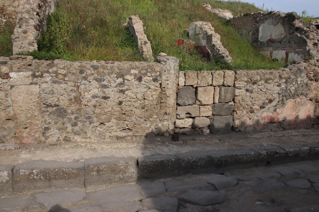 V.6.8 Pompeii. October 2022. 
Looking east to north end of front façade, entrance doorway, and rear walls of three rooms. Photo courtesy of Klaus Heese.