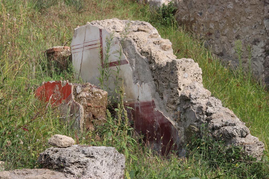 V.6.8 Pompeii. October 2022. 
Looking south-east towards the other side of the same decorated wall, as above photo. Photo courtesy of Klaus Heese.