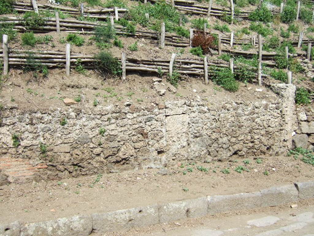 V.6.8 Pompeii (on right). May 2006. Façade on north side of entrance corridor, on right.
On the left is the façade of V.6.9.
