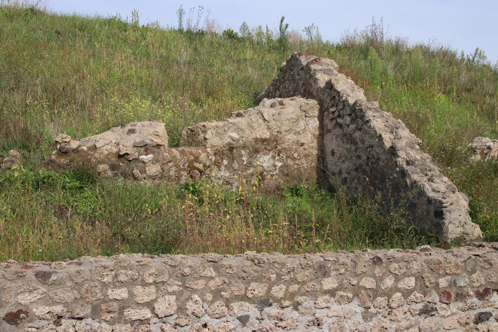 V.6.9 Pompeii. October 2022. 
Looking east towards walls of a rear room built against the same boundary wall as shown in a photo in V.6.8. Photo courtesy of Klaus Heese.