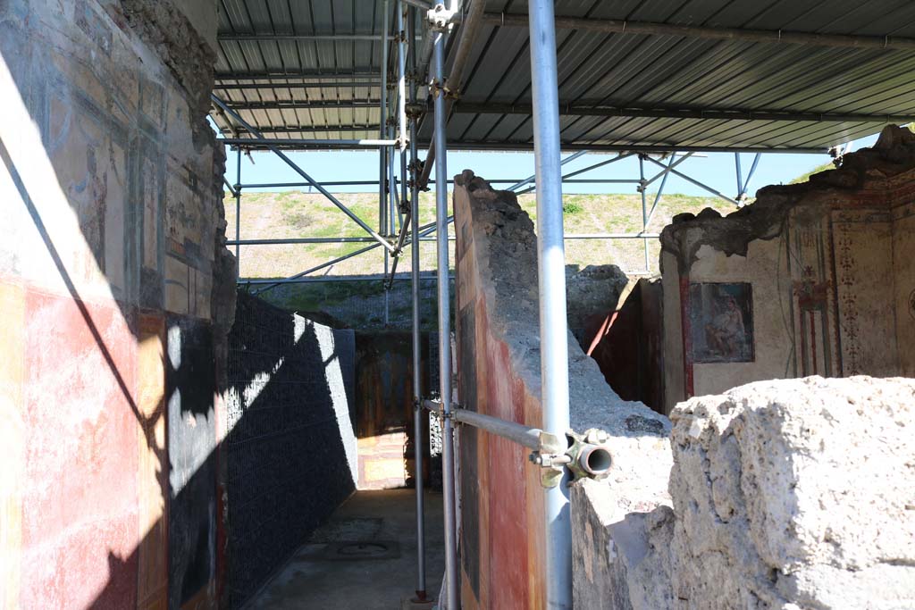 V.6.12 Pompeii. December 2018. 
Looking east along entrance corridor Amb. 8, with cubiculum Amb. 9 with Leda and the Swan fresco, on right. Photo courtesy of Aude Durand.