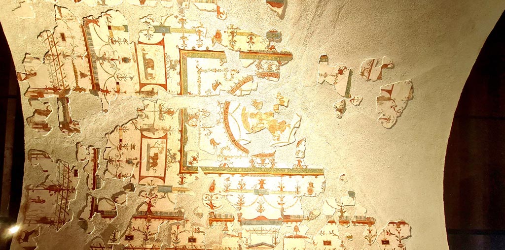 V.6.12 Pompeii. April 2022. Amb. 9. Detail of ceiling of cubiculum with painting of Leda. Photo courtesy of Giuseppe Ciaramella.
On display in exhibition in Palaestra, according to the information card –
“The collapsed ceiling of the cubiculum was discovered in fragments on the floor and reassembled after restoration work. 
It is on display here for the first time. Amphitrite is depicted in the centre of the fresco amongst tritons and cupids.”
(Il soffitto del cubiculum e stato ritrovato in crollo sul pavimento e ricomposto dopo il restauro, qui esposto per la prima volta.
Al centro Anfitrite tra tritoni e amorini.)