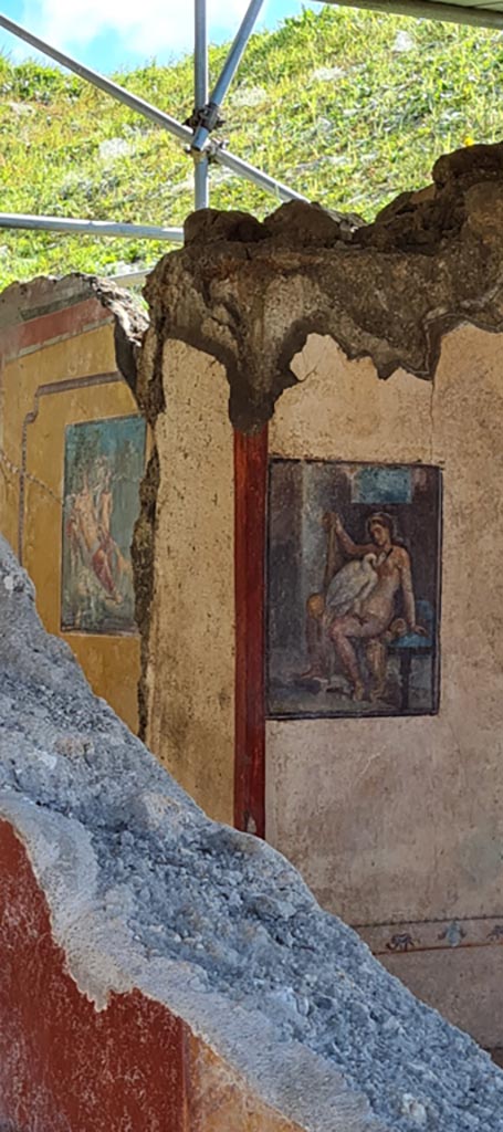 V.6.12 Pompeii. April 2022.  
Looking towards east wall in cubiculum Amb. 9 with fresco of Leda and the Swan.
At the rear, in the atrium Amb. 25, a fresco of Narcissus can be seen on the south wall.
Photo courtesy of Giuseppe Ciaramella.