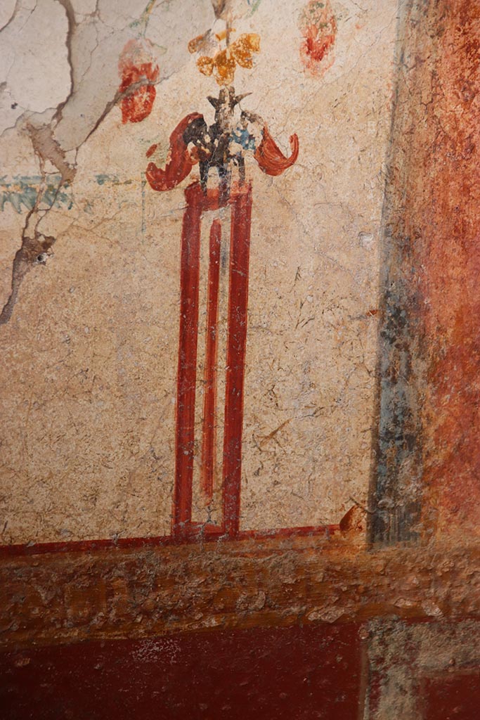 V.6.12 Pompeii. October 2024.
Cubiculum 9, detail from north wall at west end. Photo courtesy of Klaus Heese.