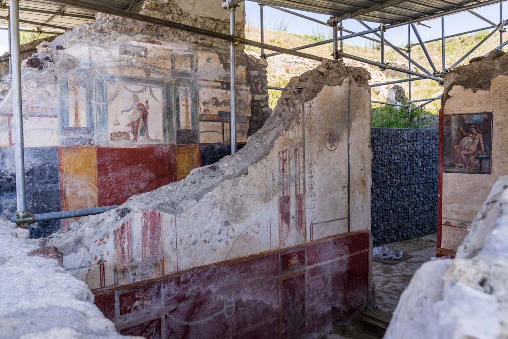V.6.12, Pompeii. July 2021. 
Looking towards north wall of cubiculum Amb. 9. , with doorway to atrium Amb. 25, on right. Photo courtesy of Johannes Eber.