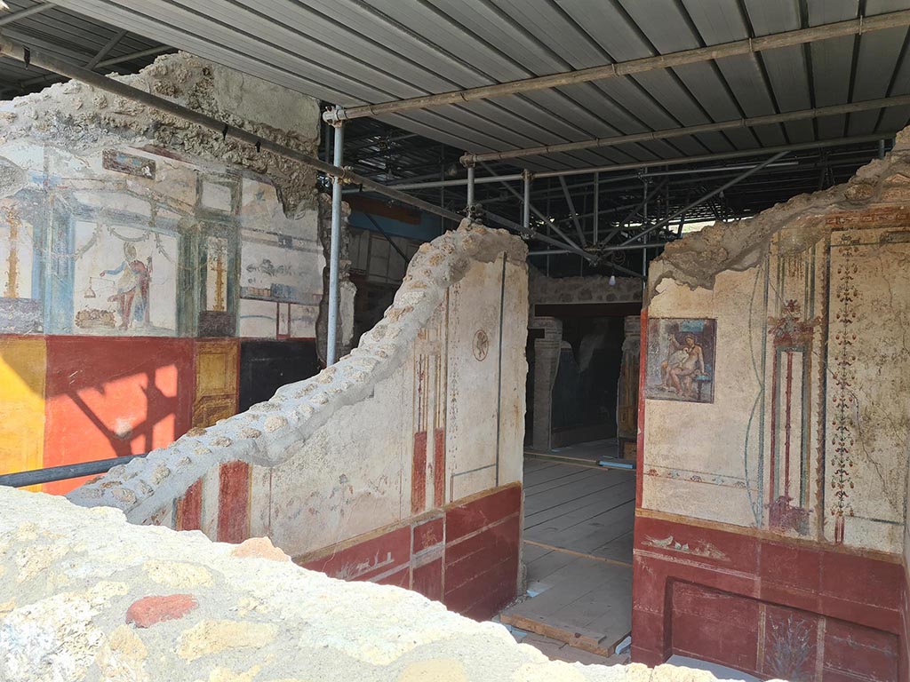 V.6.12 Pompeii. October 2024.  
Looking north-east across cubiculum 9, through doorway into atrium, with doorway to corridor 40, at rear of atrium.  
Photo courtesy of Klaus Heese.