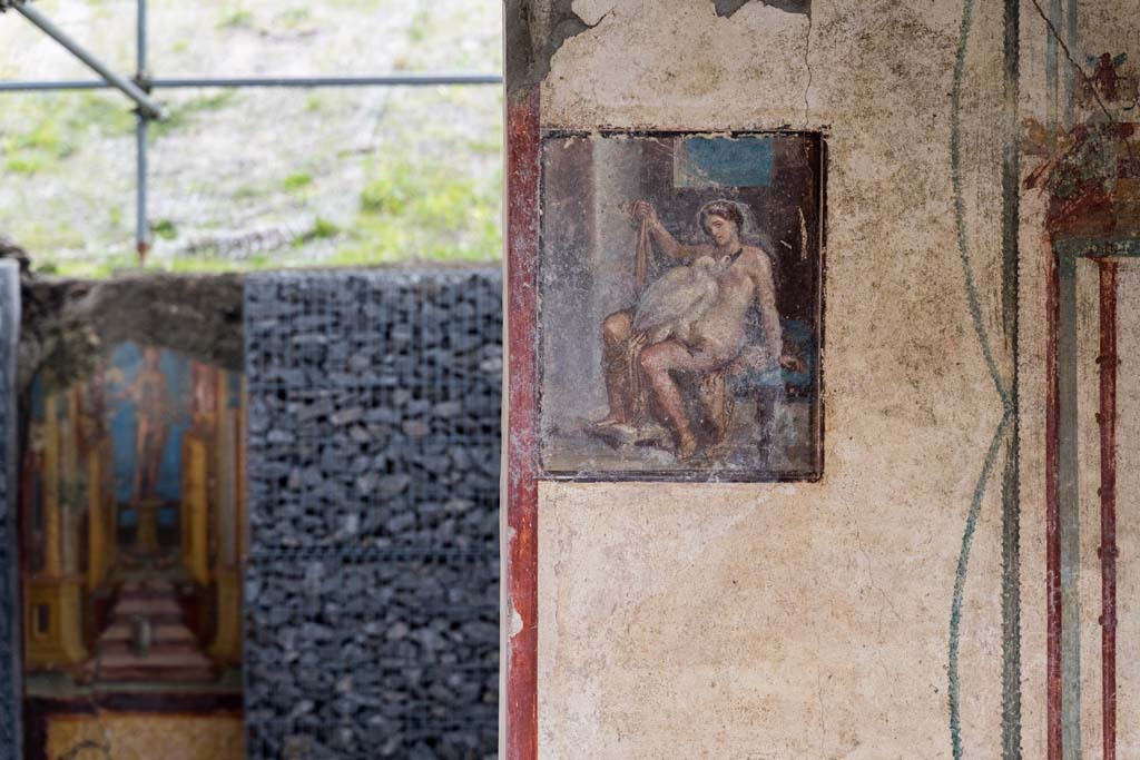V.6.12, Pompeii. January 2020. Amb. 9. 
Doorway of the cubiculum in east wall, with painting of Leda and the Swan and painting of Mercury in the atrium at the rear.
Porta del cubicolo nella parete est con pittura di Leda e il cigno e pittura di Mercurio nell'atrio nella parte posteriore.
Photo courtesy of Johannes Eber.
