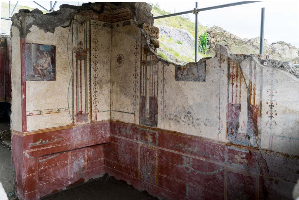 V.6.12, Pompeii. January 2020. Amb. 9. 
East and south walls of cubiculum, with doorway to atrium, on left. Photo courtesy of Johannes Eber.