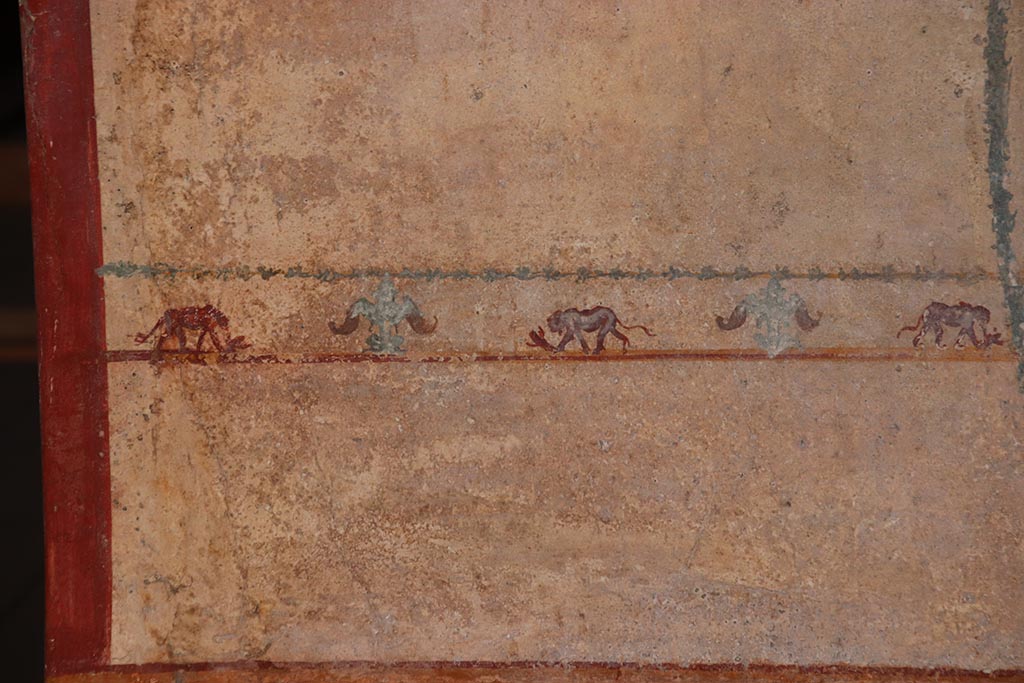 V.6.12 Pompeii. October 2024. 
Cubiculum 9, east wall, detail of painted decoration from below painting of Leda. Photo courtesy of Klaus Heese.
