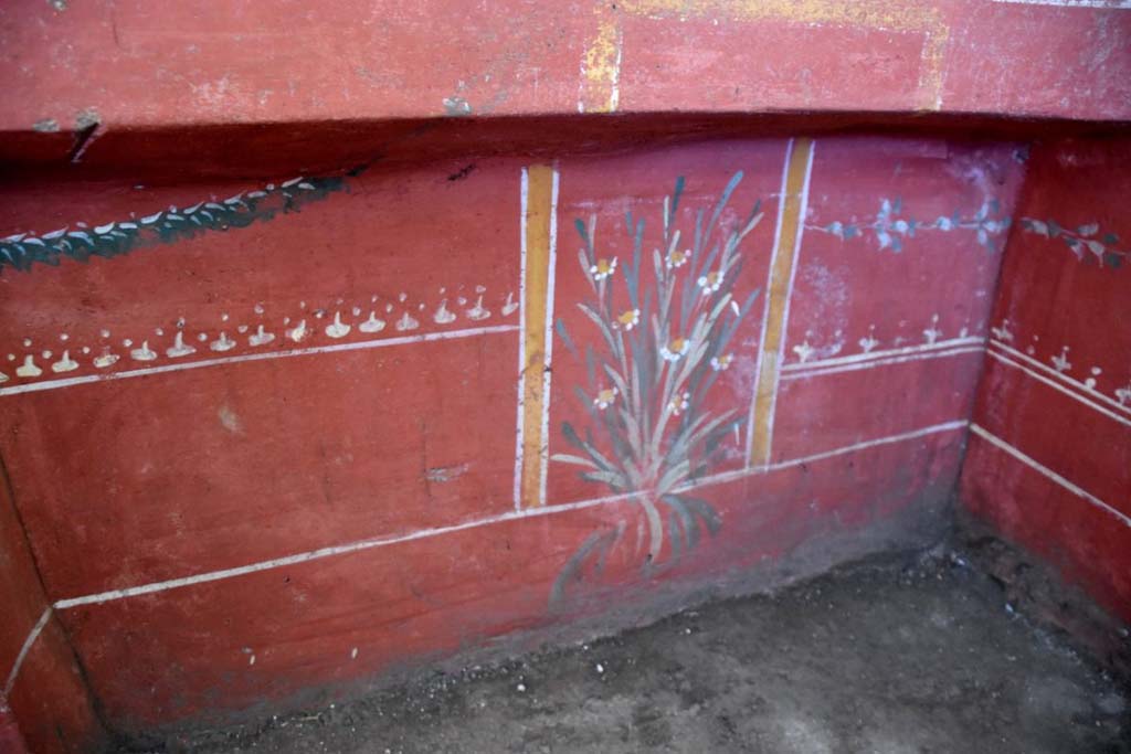 V.6.12 Pompeii. February 2019. Amb. 9. Cubiculum. Red bed niche with delicate floral ornamentation, garland and with plant in the centre. 
Cubiculum. Nicchia letto rosso con delicati ornamenti floreali, ghirlanda e con pianta al centro.
Photograph © Parco Archeologico di Pompei.
