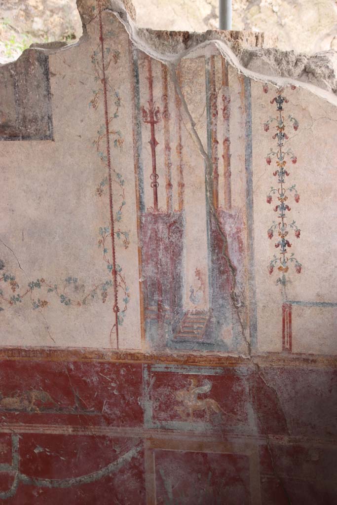 V.6.12 Pompeii. October 2020. Amb. 9. Architectural decoration at west end of south wall of cubiculum.
Photo courtesy of Klaus Heese.