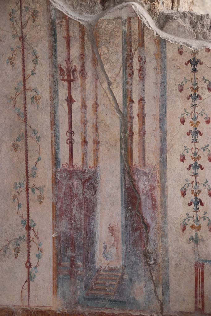 V.6.12 Pompeii. October 2020. Amb. 9. 
Detail of architectural decoration including candelabra at west side of central painting on south wall of cubiculum.
Photo courtesy of Klaus Heese.