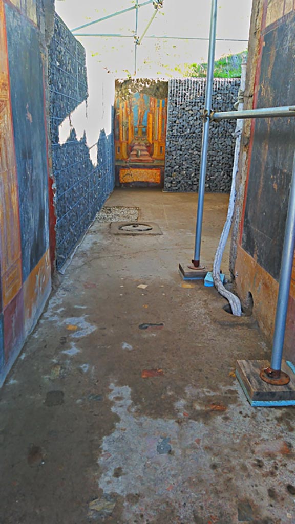 V.6 Pompeii. December 2019.
Looking east across flooring in entrance corridor Amb. 8 towards atrium Amb. 25.
Photo courtesy of Giuseppe Ciaramella.