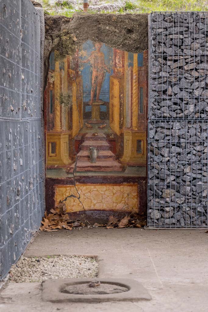 V.6.12, Pompeii. January 2020. Amb. 25.
Looking east across atrium towards a large painting of the figure of Hermes (Mercury).
Photo courtesy of Johannes Eber.