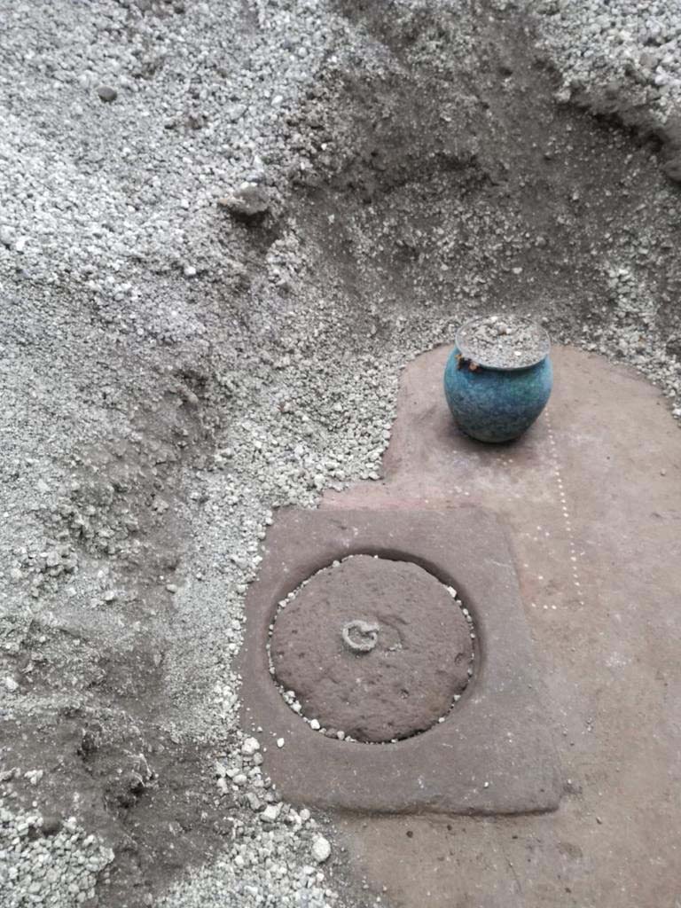 V.6.12 Pompeii. February 2019. Amb. 25. Atrium. A bronze situla (a liquid container) was found next to the impluvium.
Una situla bronzea (contenitore per liquidi) è stata invece rinvenuta accanto all'impluvio.
Photograph © Parco Archeologico di Pompei.