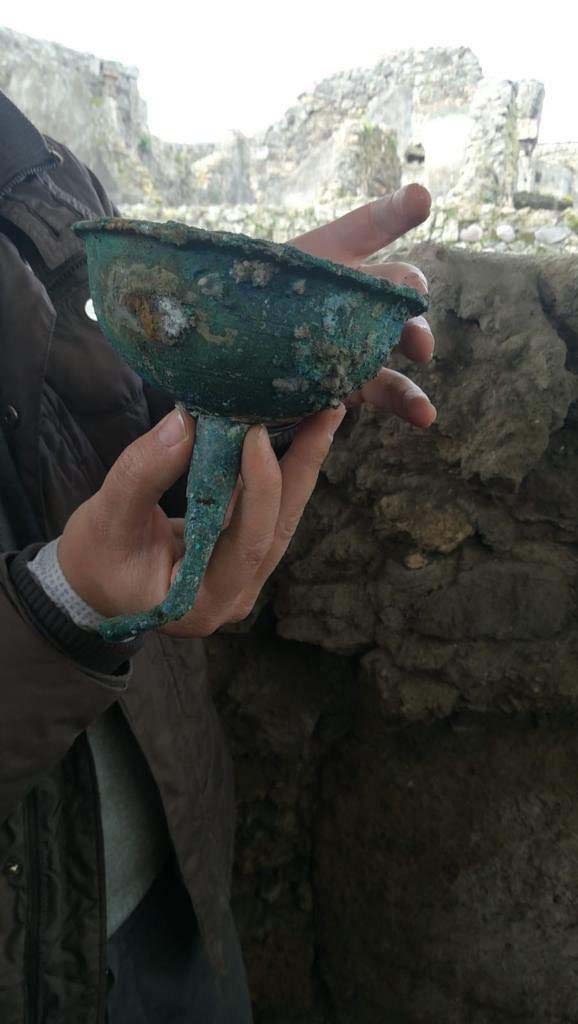 V.6.12 Pompeii. February 2019. Amb. 25. Atrium corner with outline of stairs. 
A bronze funnel was found in the space under the stairs, which was used for storage.
Trovato nello spazio del sottoscala, utilizzato come deposito, di un imbuto in bronzo.
Photograph © Parco Archeologico di Pompei.