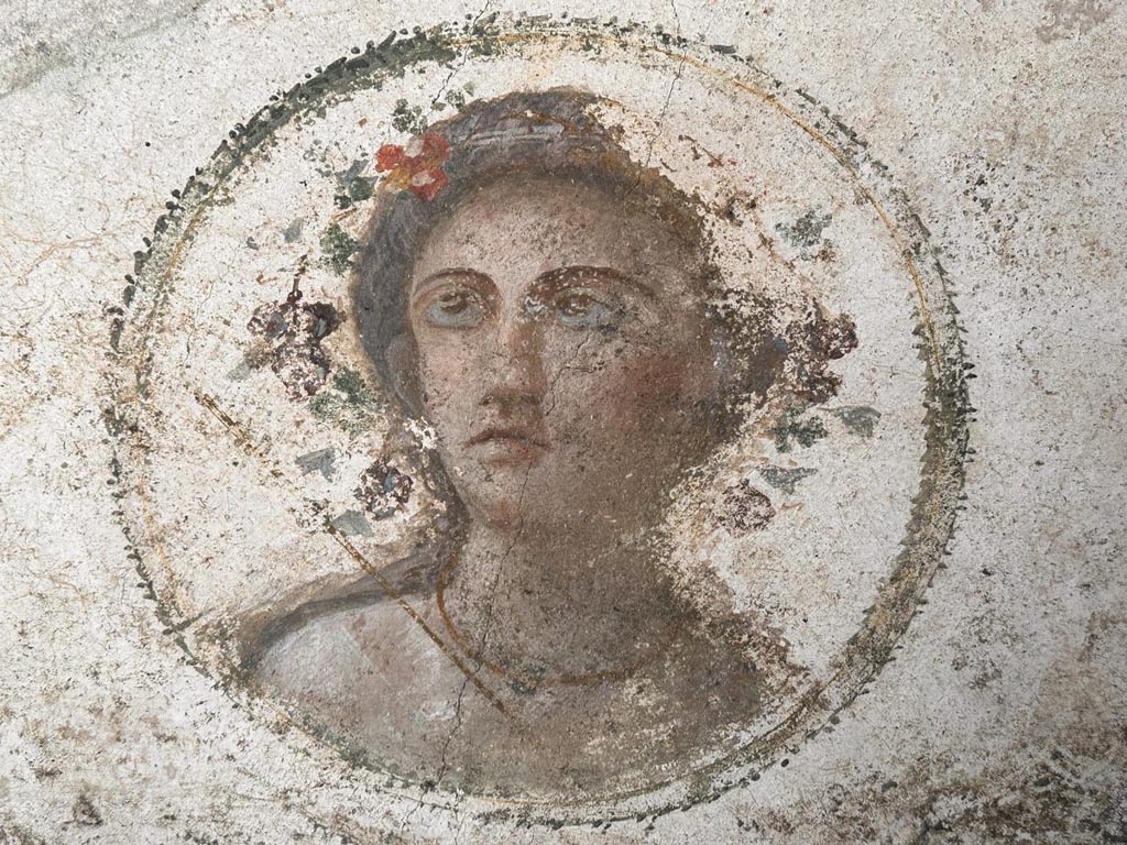 V.6.12 Pompeii. March 2024. Amb. 7. Portrait medallion of a female figure characterized by a crown of vine leaves around the head.
Vedi/See E-Journal 09: 21.12.23, Scavo e restauro della Casa di Leda – Regio V, 6. Nuovi rinvenimenti, p. 3, Fig. 4.
Photograph © Parco Archeologico di Pompei.