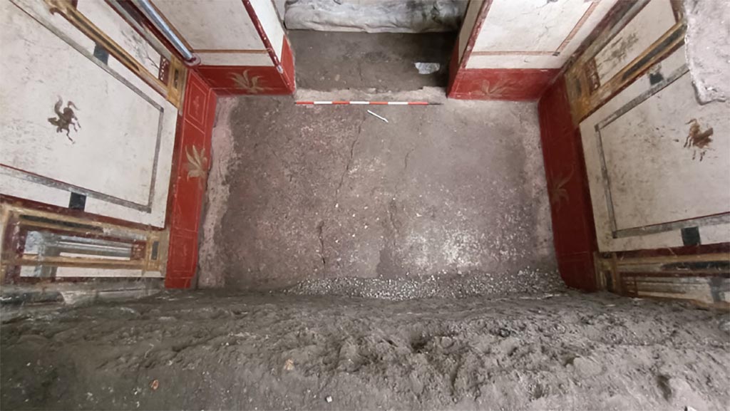 V.6.12 Pompeii, March 2024. Amb. 35, tablinum.
The flooring is the same type of as in the atrium, with white marble inserts that do not currently indicate a precise design.
Vedi/See E-Journal 01: 01.03.24, Interventi conservativi e nuovi scavi nella Casa di Leda. Dalla tutela alla conoscenza di un’abitazione del ceto medio di Pompei, p. 5, Fig. 3.
Photograph © Parco Archeologico di Pompei.