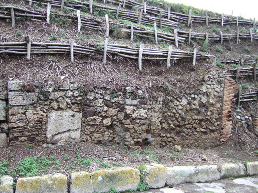 V.6.11 Pompeii. December 2005. Entrance and facade.