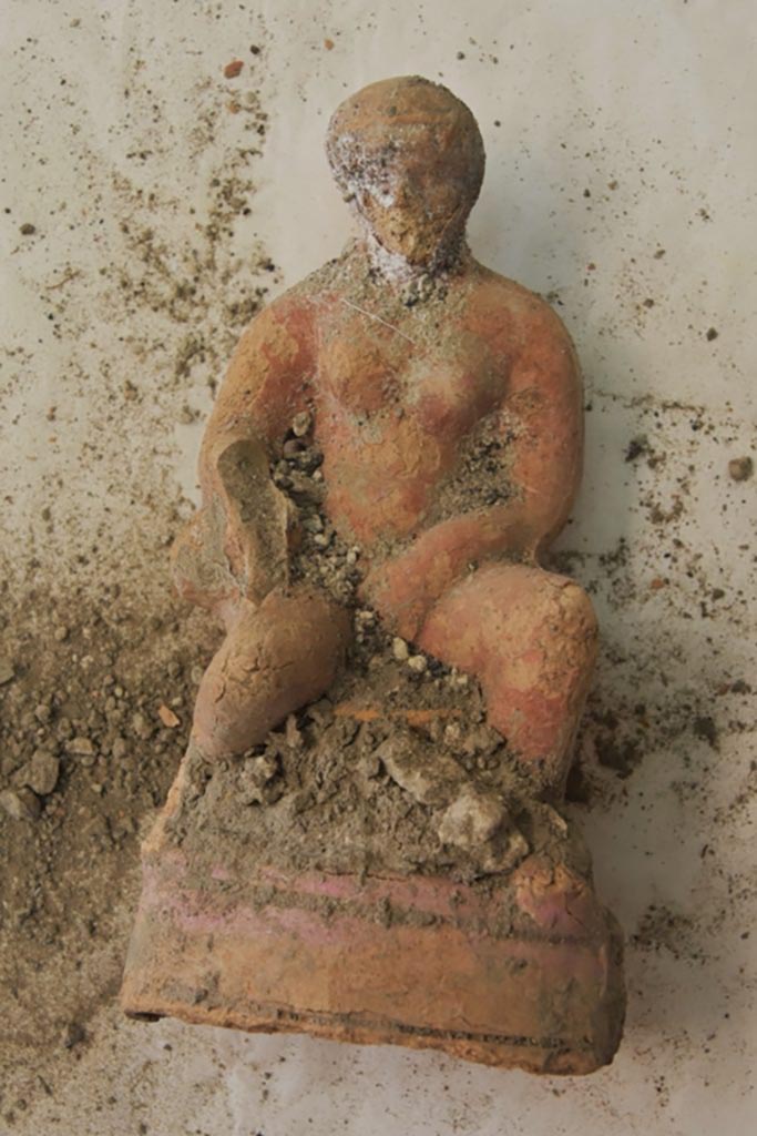 V.6.13 Pompeii. December 2023. Crouching figure.
V.6.13 Pompeii. Dicembre 2023. Figura accovacciata.
Vedi/See E-Journal 09: 22.12.23, Scavo e restauro della Casa di Leda – Regio V, 6. Nuovi rinvenimenti, p. 5-7, fig. 15.
Photograph © Parco Archeologico di Pompei.