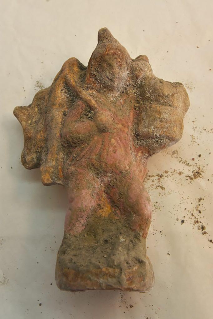 V.6.13 Pompeii. December 2023. Terracotta statuette of Attis.
Vedi/See E-Journal 09: 22.12.23, Scavo e restauro della Casa di Leda – Regio V, 6. Nuovi rinvenimenti, p. 5-7, fig. 14.
Photograph © Parco Archeologico di Pompei.