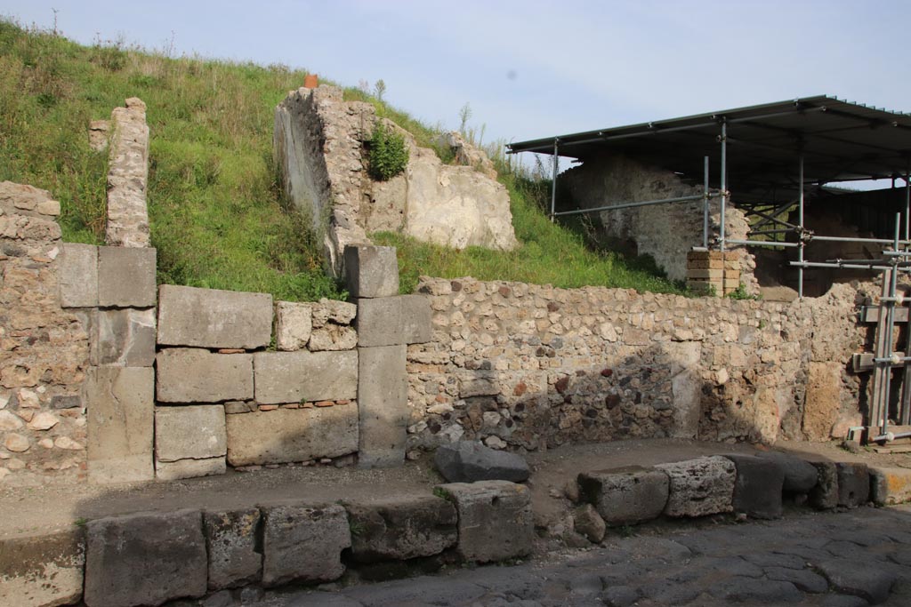V.6.13 Pompeii. October 2022. 
Looking south-east towards entrance doorway and front façade of room 39 on south side of entrance doorway. Photo courtesy of Klaus Heese.
