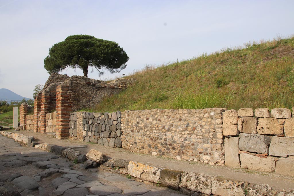 V.6.14 Pompeii. October 2022. 
Looking north along east side of Via del Vesuvio, from V.6.14, on right. Photo courtesy of Klaus Heese.