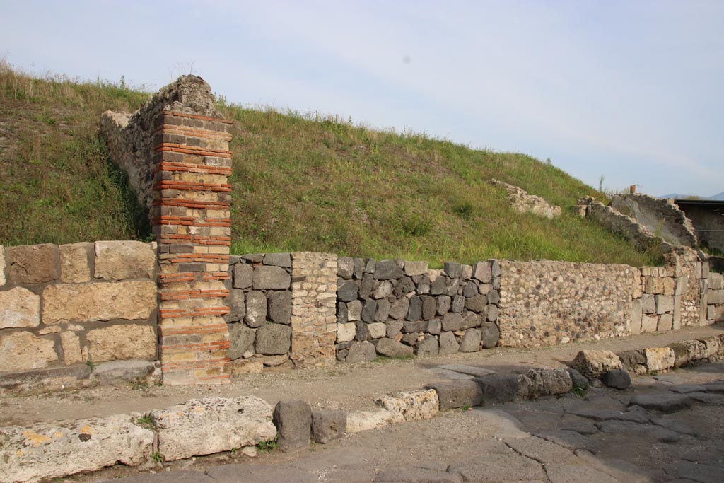 V.6.16, Pompeii, on left. October 2022. 
Looking south-east on Via del Vesuvio, with V.6.15, next to masonry pilaster. Photo courtesy of Klaus Heese.