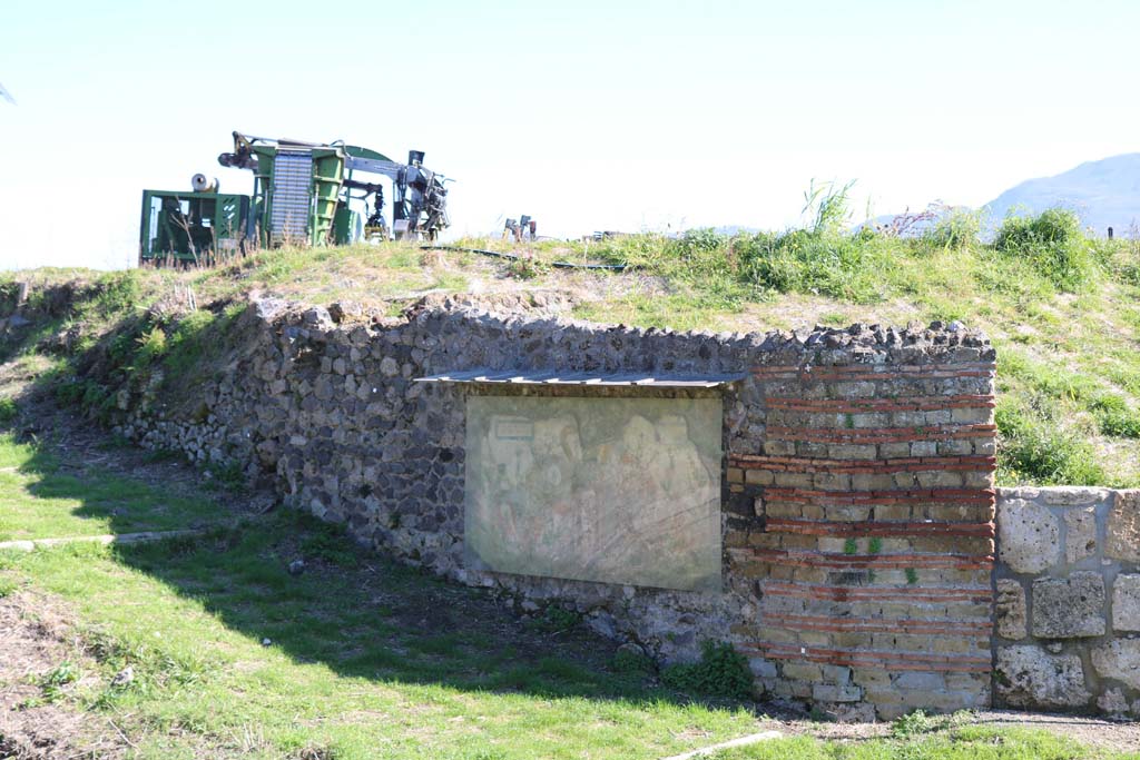 V.6.19 Pompeii. December 2018. Looking south-east.
Entrance doorway, on right, with street shrine painted on the wall, in centre of photo. Photo courtesy of Aude Durand