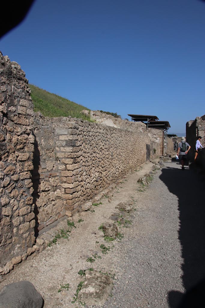 V.6.a/b/c. Pompeii. October 2023. 
Looking east along north side of Via delle Nozze d'Argento. Photo courtesy of Klaus Heese.