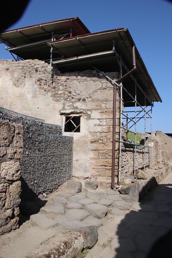 V.7.1 Pompeii. October 2023. 
Looking east past the unexcavated roadway, towards north side of Vicolo delle Nozze d’Argento. 
Photo courtesy of Klaus Heese.