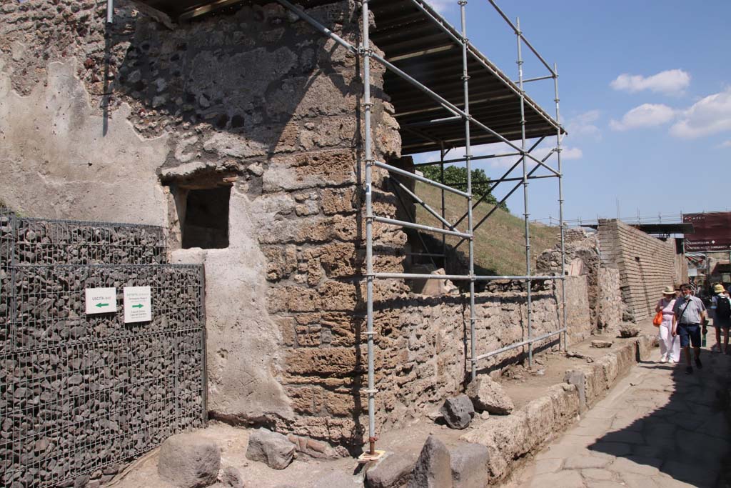 V.7.1 Pompeii, on left. September 2021. 
Looking east towards north side of Vicolo delle Nozze d’Argento. Photo courtesy of Klaus Heese.
On the left is the still partly unexcavated roadway, on the east side of which is a window into a room of the House of Girali or the House of the Cupids.