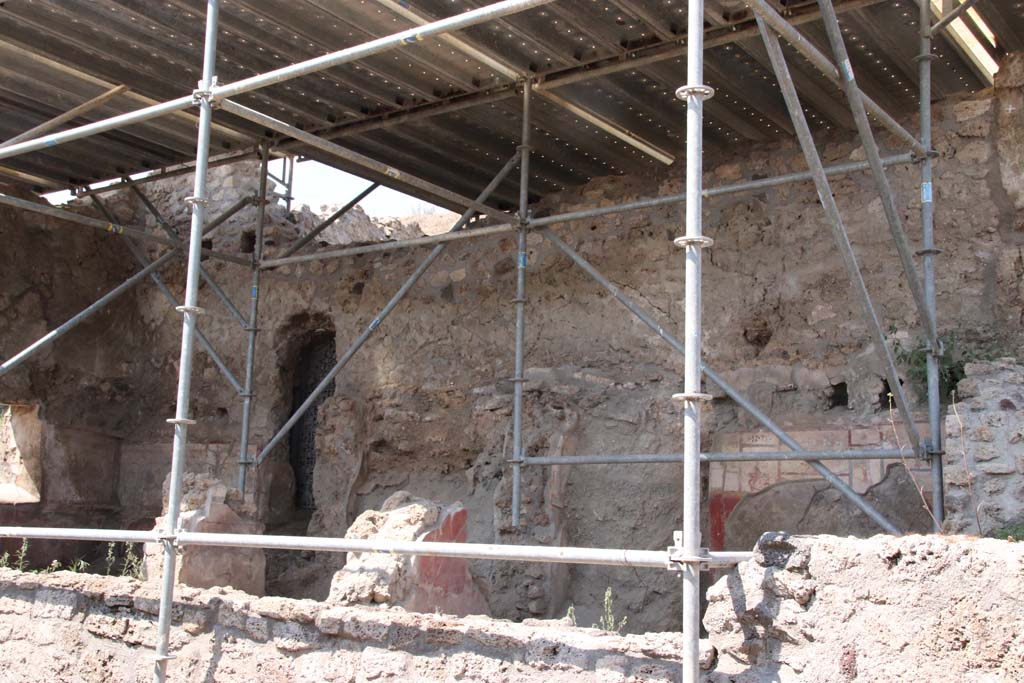 V.7.1 Pompeii, September 2021. Looking towards room with west wall with window and girali decorations and at the east end a room with cupid decorations on north wall. 
Photo courtesy of Klaus Heese.