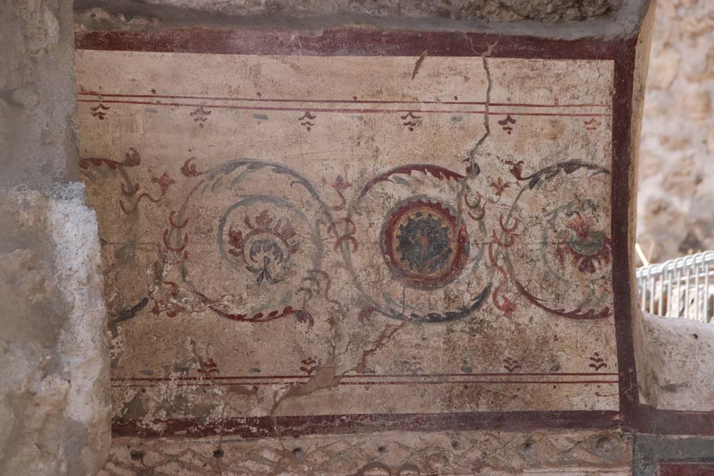 V.7.1 Pompeii, September 2021. 
Painted girali decoration on west wall on south side of window overlooking roadway on west side. Photo courtesy of Klaus Heese.