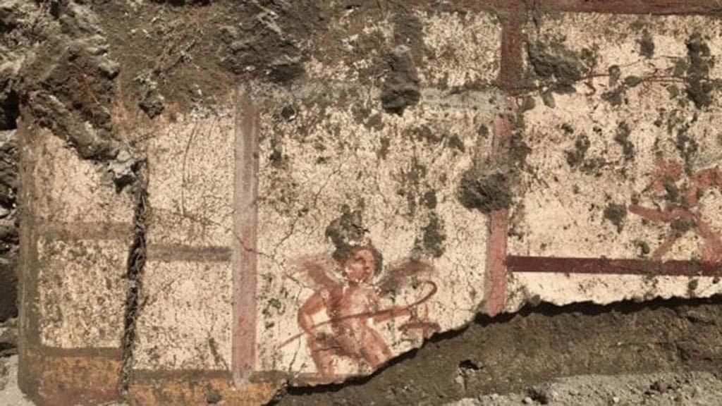 V.7.1 Pompeii. April 2018. Upper part of north wall with cupids newly excavated.
Photograph © Parco Archeologico di Pompei.