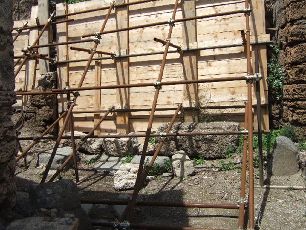 V.6 Pompeii. Blocked vicolo between two unexcavated insulae. May 2006. V.7, on right. 
Note: This roadway will now be known as a continuation of Vicolo di Cecilio Giocondo.