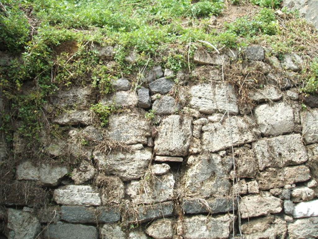 V.6 Pompeii. Blocked vicolo between two unexcavated insulae. December 2005. V.7, on right.
Note: This roadway will now be known as a continuation of Vicolo di Cecilio Giocondo.