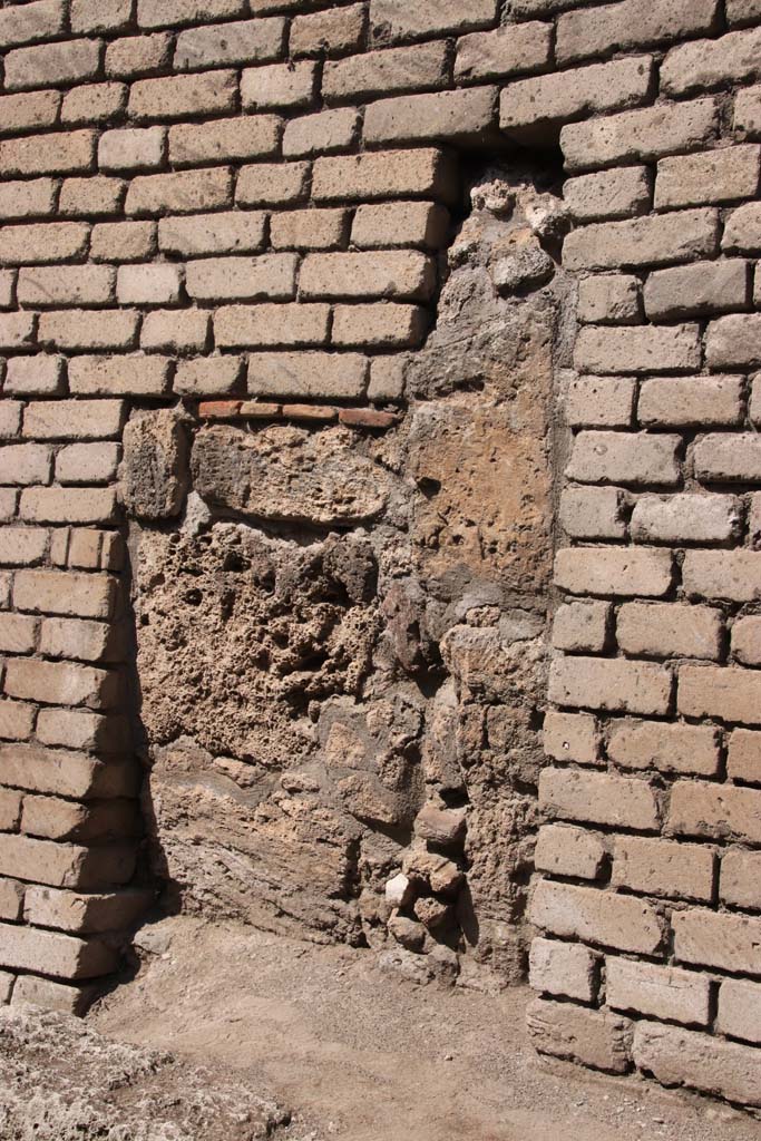 V.7.4 Pompeii. September 2021. 
Narrow doorway behind modern wall, is this part of the doorway of V.7.4.?
Photo courtesy of Klaus Heese.