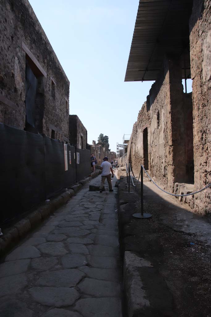 V.7.7, on right, Pompeii. September 2021. 
Looking west to entrance doorway on north side of Vicolo delle Nozze d'Argento. 
Photo courtesy of Klaus Heese.