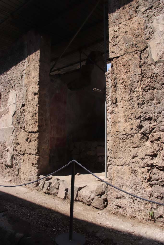 V.7.7, Pompeii. September 2021. 
Entrance doorway on north side of Vicolo delle Nozze d'Argento. Photo courtesy of Klaus Heese.