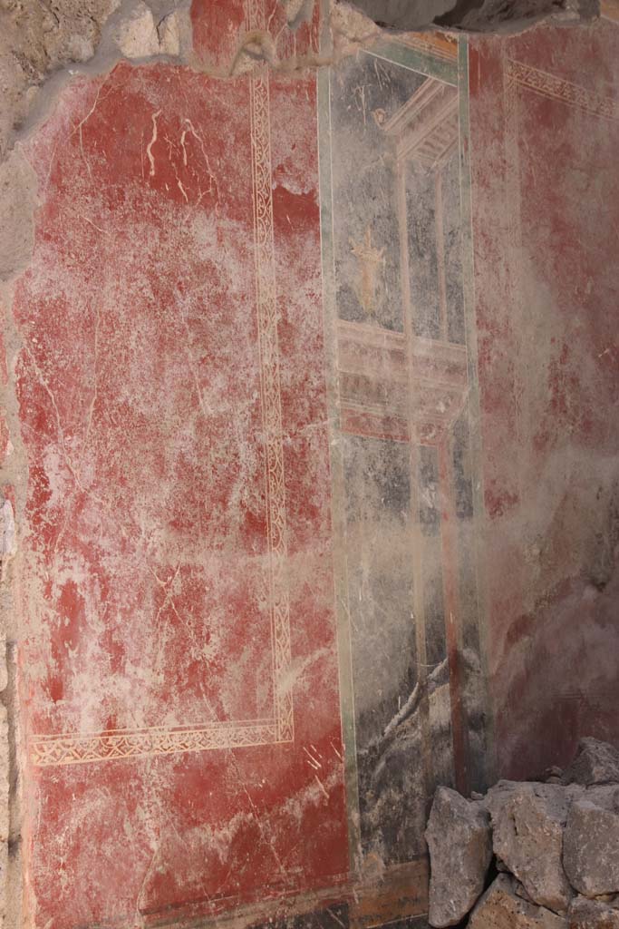 V.7.7 Pompeii. September 2021. 
Detail of architectural decoration on west wall of fauces/entrance corridor. Photo courtesy of Klaus Heese.