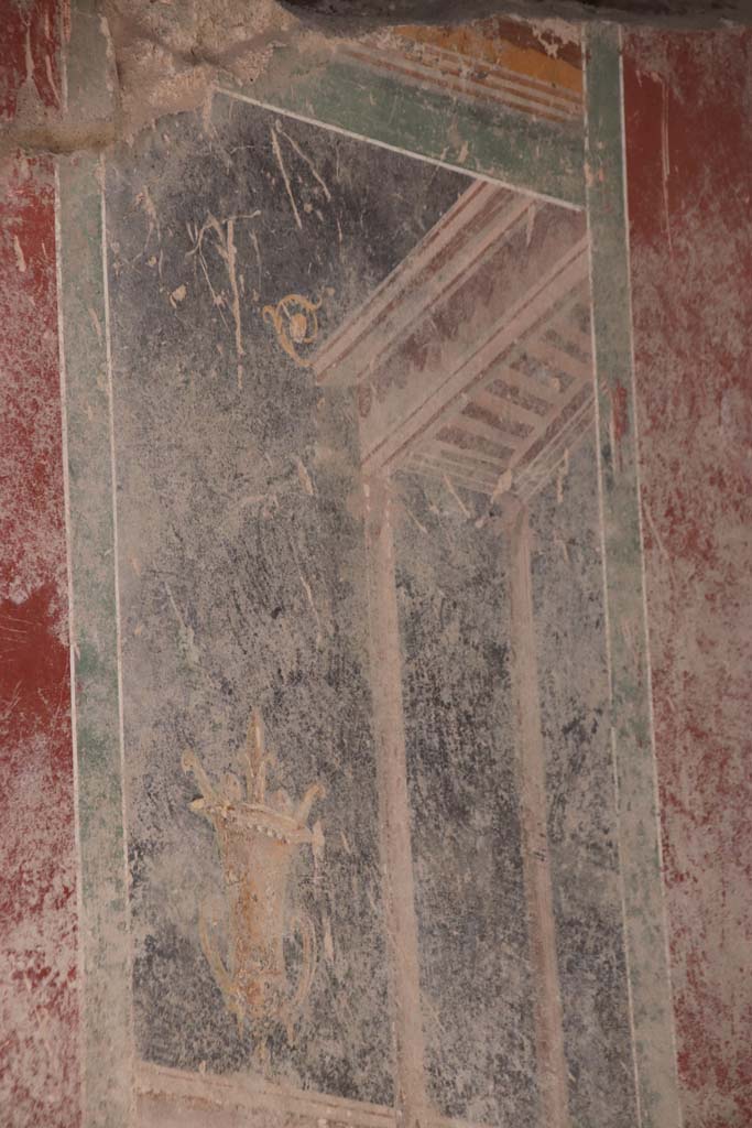 V.7.7 Pompeii. September 2021. 
Detail from upper west wall showing architectural decoration from wall of fauces/entrance corridor. 
Photo courtesy of Klaus Heese.
