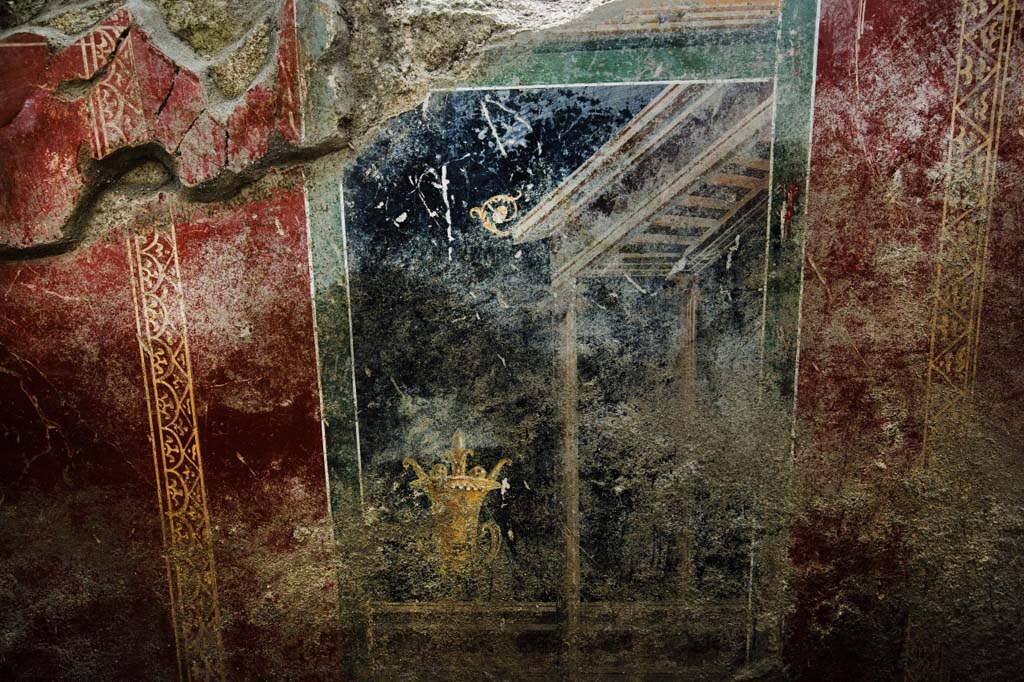 V.7.7 Pompeii. 2018. West wall of fauces with painted architectural scene with vase.
Photograph © Parco Archeologico di Pompei.