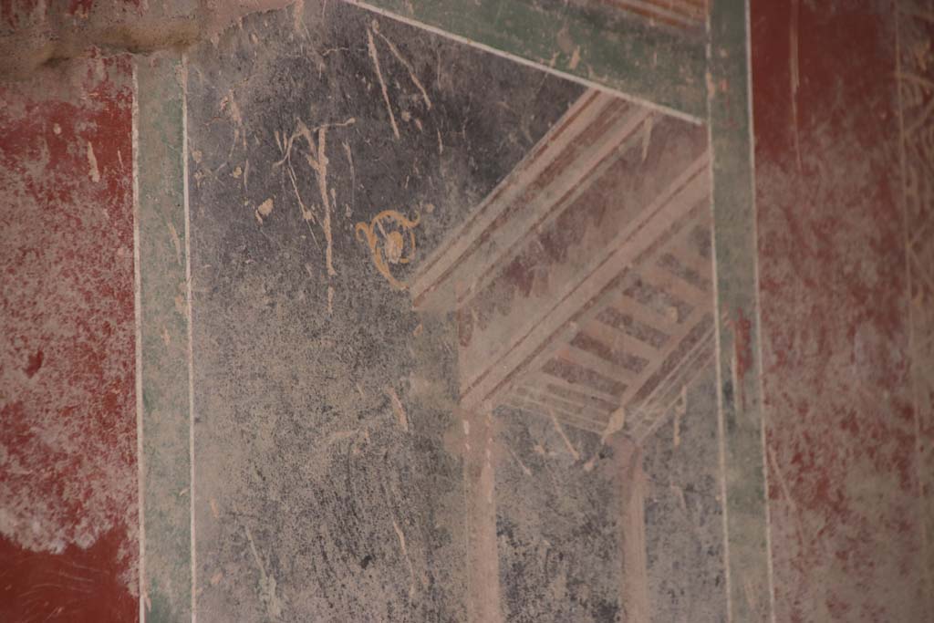 V.7.7 Pompeii. September 2021. 
Detail of architectural decoration from upper west wall of fauces/entrance corridor. Photo courtesy of Klaus Heese.